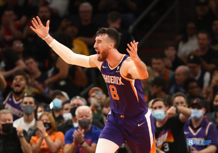 名记:自由球员卡明斯基同意以一年底薪合同签约老鹰