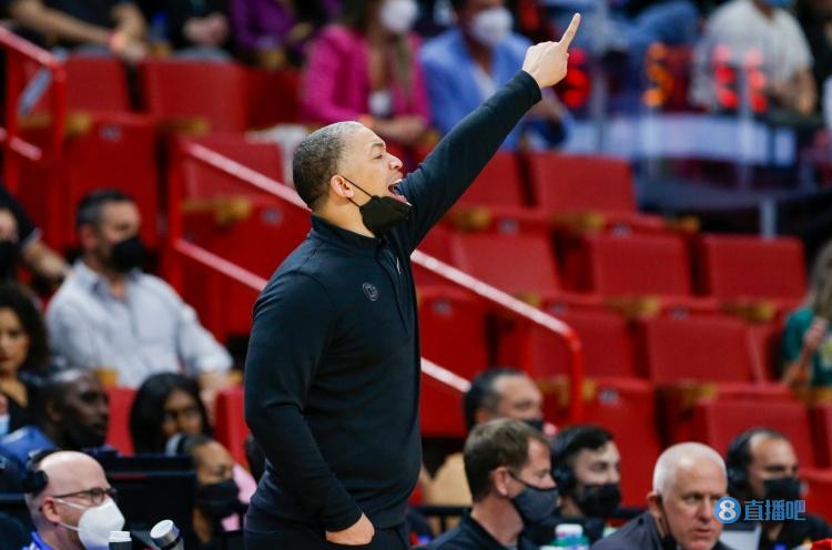 船记：卢指导曾在更衣室为自己的轮换道歉 随后单节40-18击溃湖人