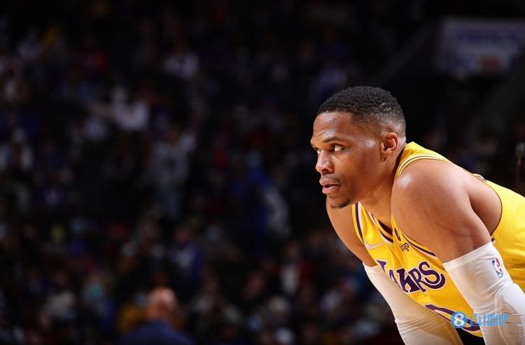 随队记者：多个消息源透露 威少从未向湖人提出交易申请