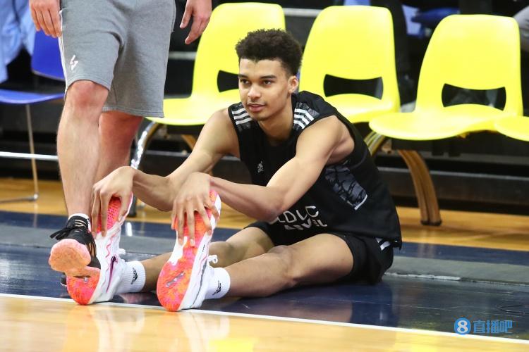 你能防住文班亚马吗？帕克：可能需要一点点邓肯的帮助