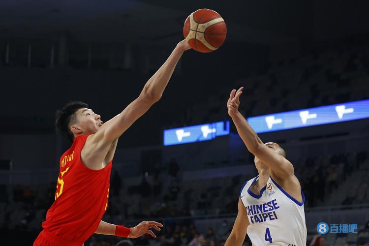 宋翔:周琦回归给男篮注入信心 他提升了球队的整体实力与战斗力