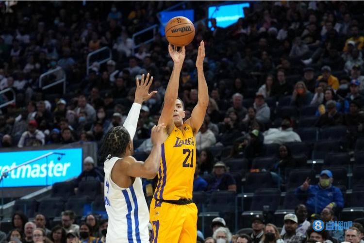 夏联三分13中8！记者：湖人和斯威德签下的是两年的双向合同