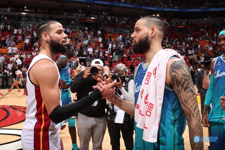 打球亲兄弟！双胞胎马丁合同：科迪4年3140万VS科雷布3年2050万