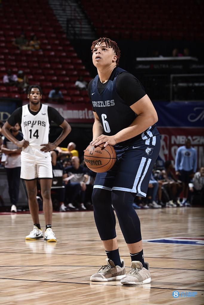 无敌小胖！洛夫顿砍27分12板3助1断2帽 得分&篮板&封盖均全场最高