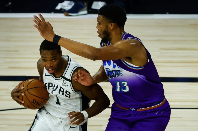 美记:是朗尼-沃克主动请求马刺撤回对他的资质报价