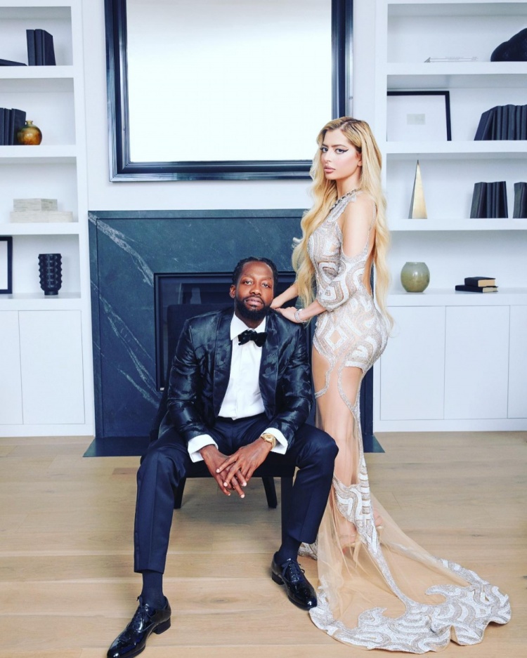 女友晒照庆祝贝弗利重回洛杉矶：为LA干杯??恭喜baby