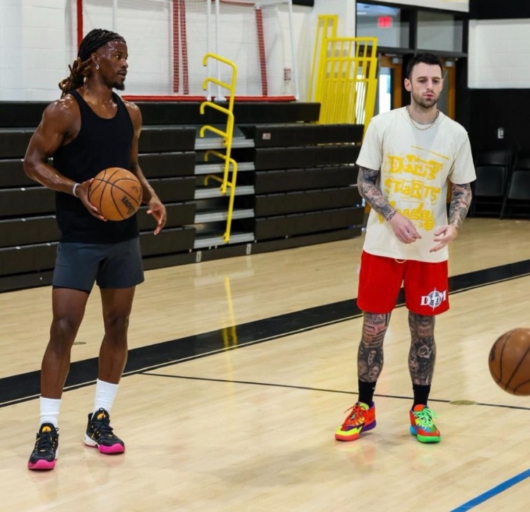 搞啥呢大兄弟??!美媒晒热火球星巴特勒新发型