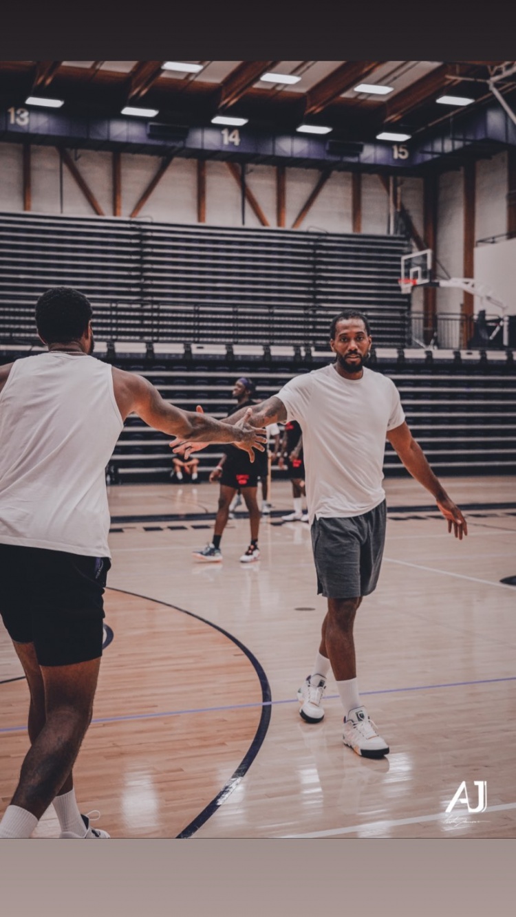 快船摄影师晒队内训练集锦：沃尔、乔治、小卡等人均到场