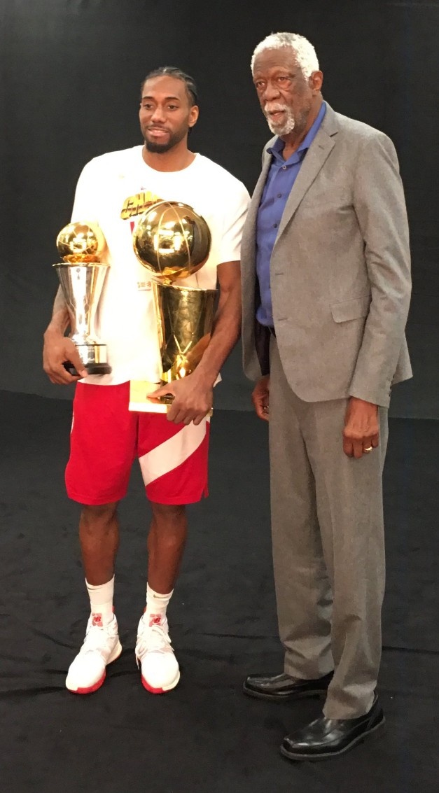 莱昂纳德是最后一个由拉塞尔亲自颁发“拉塞尔杯”的FMVP