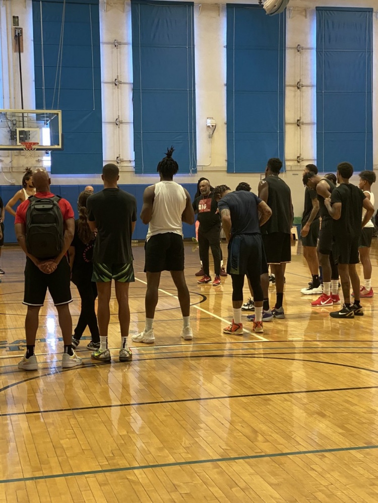 猛龙助教UCLA开课:哈登、西卡等球员到场参赛