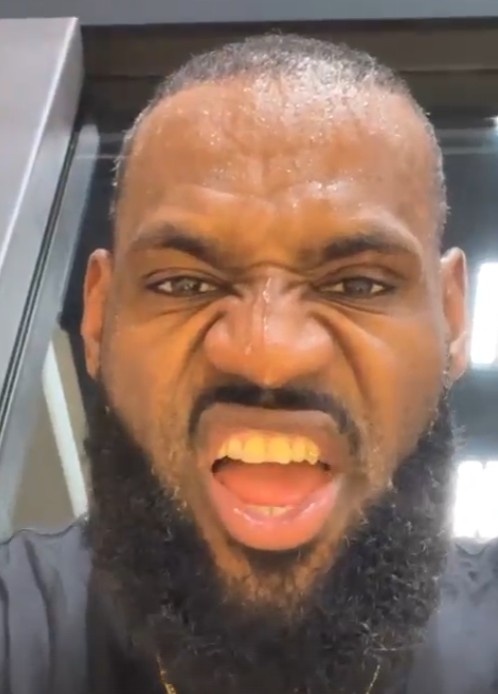 显摆金牙！詹姆斯晒训练后满头大汗动态