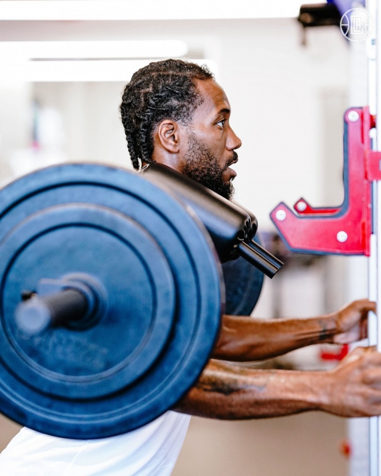 快船官推晒小卡&雷吉训练照片:周一了 开练!