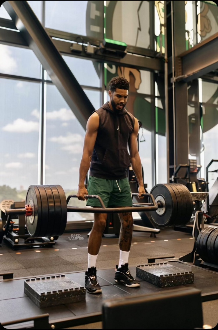 新赛季势必卷土重来！绿军队记晒塔图姆训练照