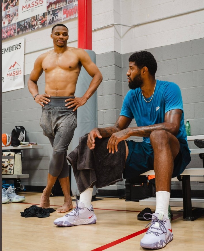 昔日战友！保罗-乔治与威少今日一起在洛杉矶训练