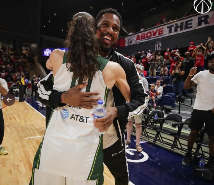 奇才官推发蒙特-莫里斯与苏-伯德场边拥抱照:表达对传奇的爱