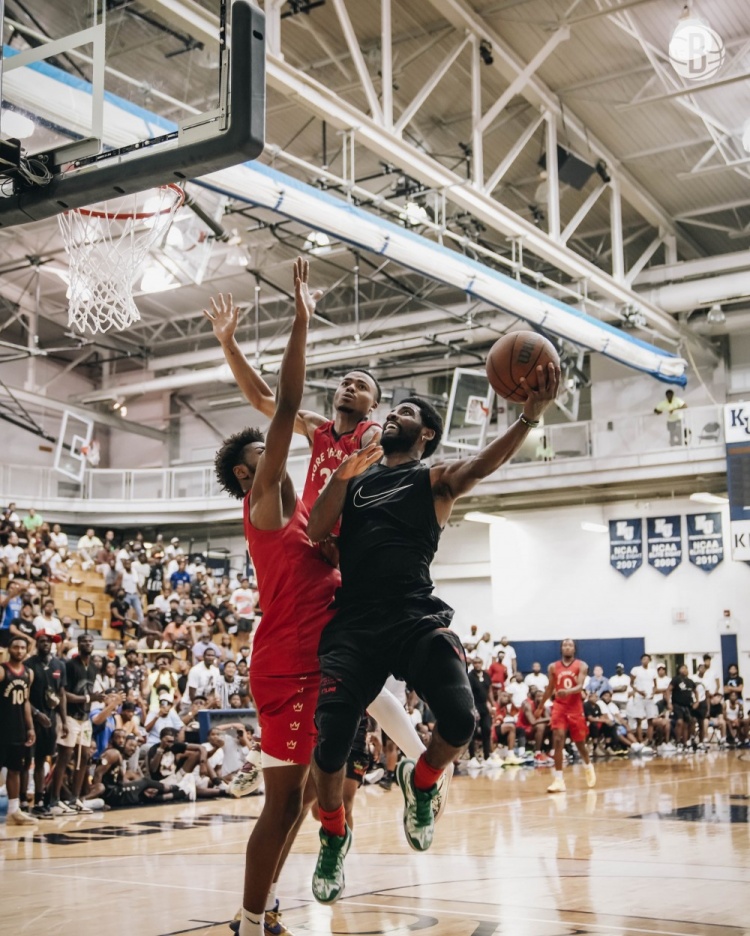 欧文现身高质量野球局！篮网官推：为队友们表演一下?