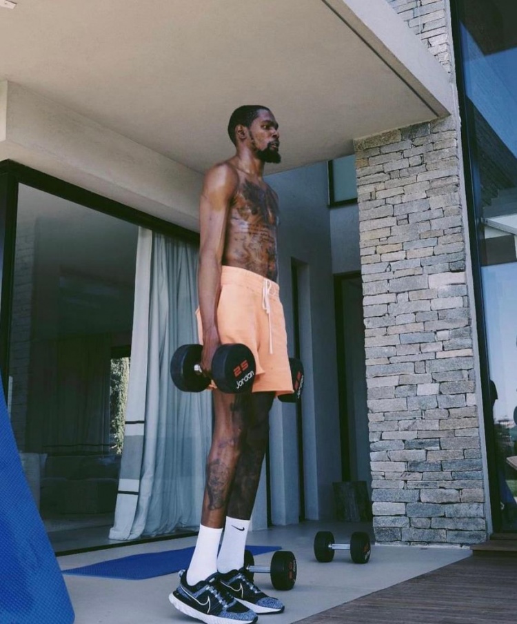 篮网自媒体晒杜兰特赤膊练哑铃照片:身材修长 表情严肃