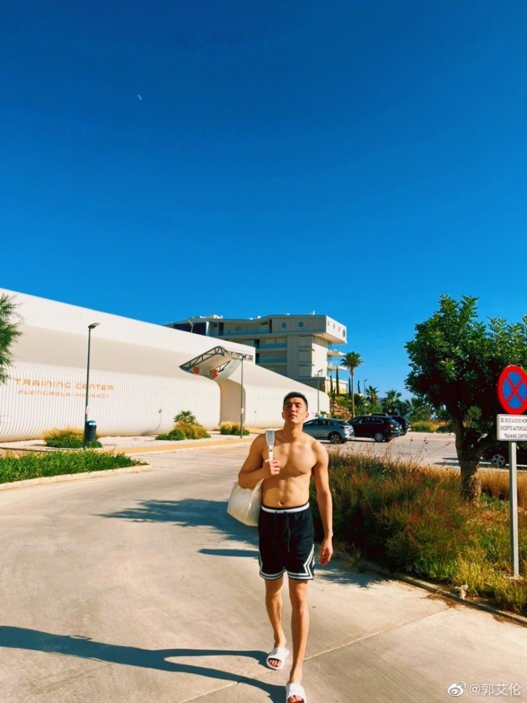 无视转会流言!郭艾伦身处西班牙发博晒照:夏天快结束了??