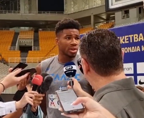 字母哥谈在国家队定位：不用11个人适应我 我会去适应每个人