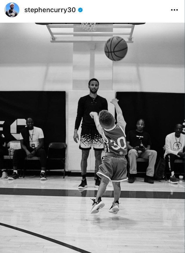 从小抓起?！库里晒儿子卡农在训练营的投篮照片 一脸慈父笑！