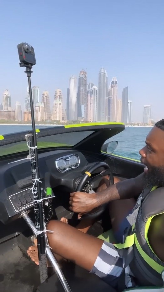 还是你会玩！师弟社媒晒驾驶兰博基尼游艇 一脸惊叹