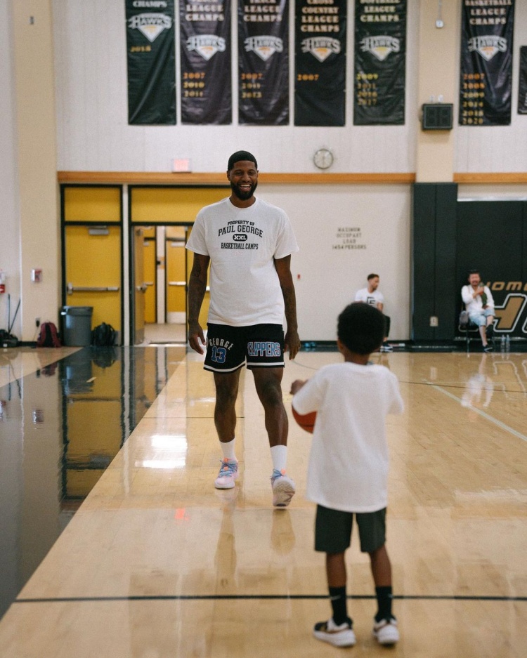 乔治回高中母校办训练营：能回来指导孩子们打球 这让我深感谦卑