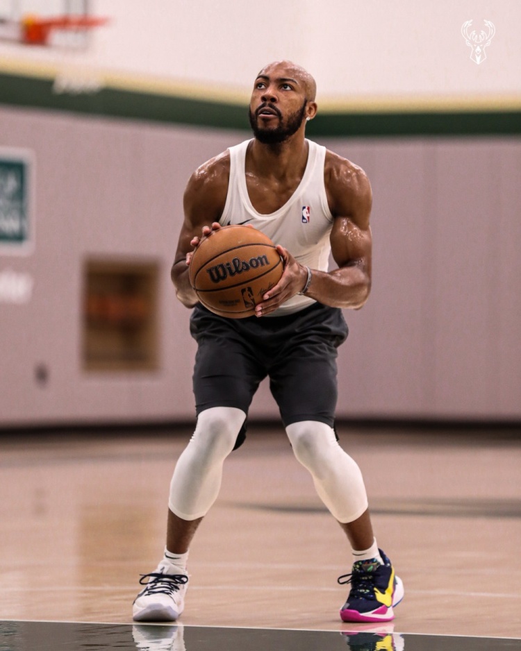 没少练啊！雄鹿官推晒杰旺-卡特训练照 手臂肌肉线条明显