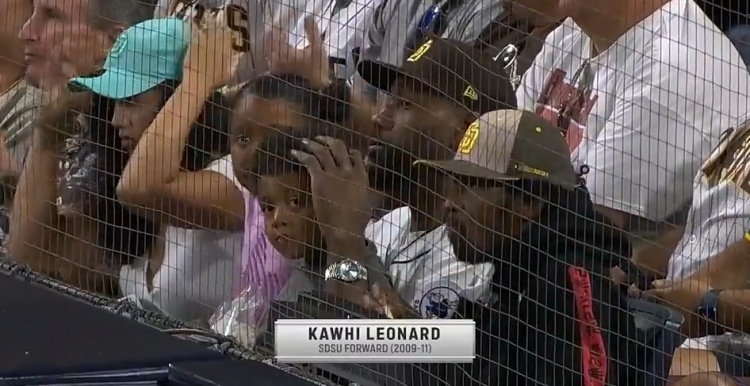 小卡观战圣迭戈教士棒球赛 转播方回放其圣迭戈州立大学时期集锦