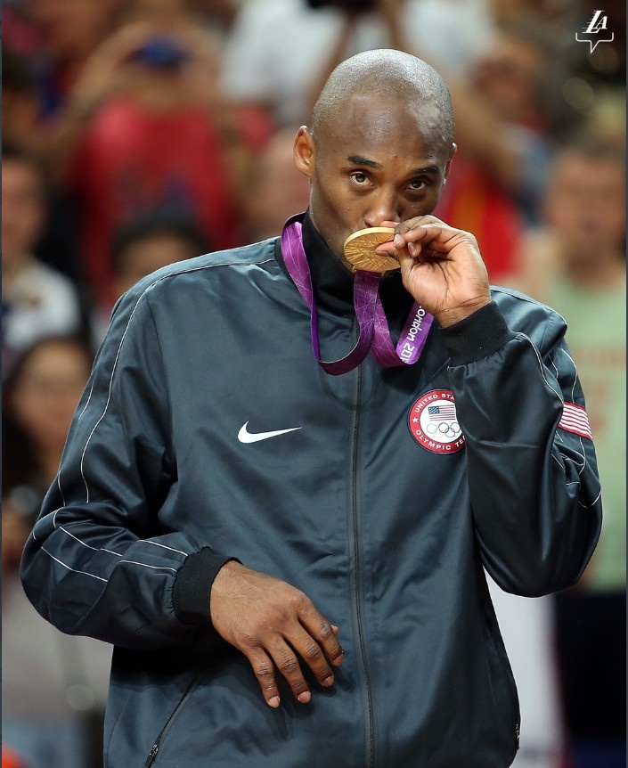 湖人晒科比12年奥运赛场照：10年前的今天 科比和美国男篮夺金