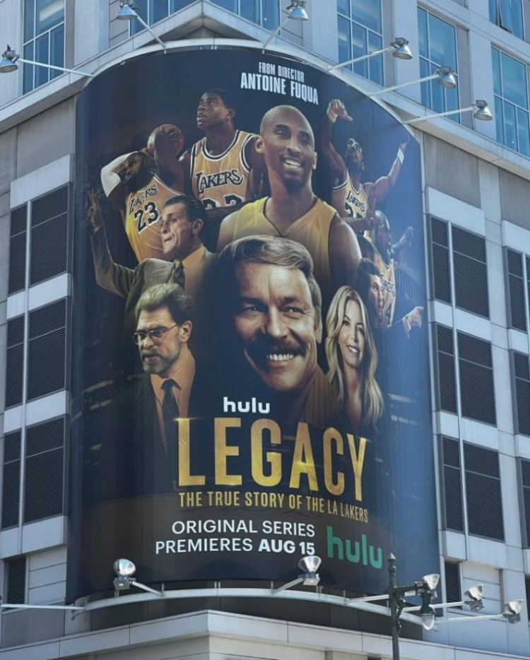 美媒晒湖人纪录片街头宣传海报 其中印有科比、詹姆斯等人形象