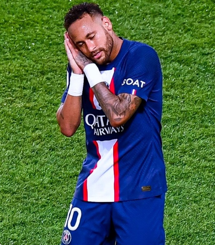 睡到了法甲！内马尔进球后做出库里“晚安安”庆祝动作！