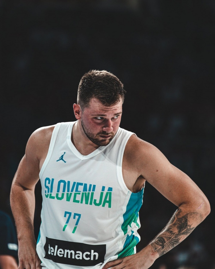 相当精壮全神贯注!东契奇推特晒国家队球衣照