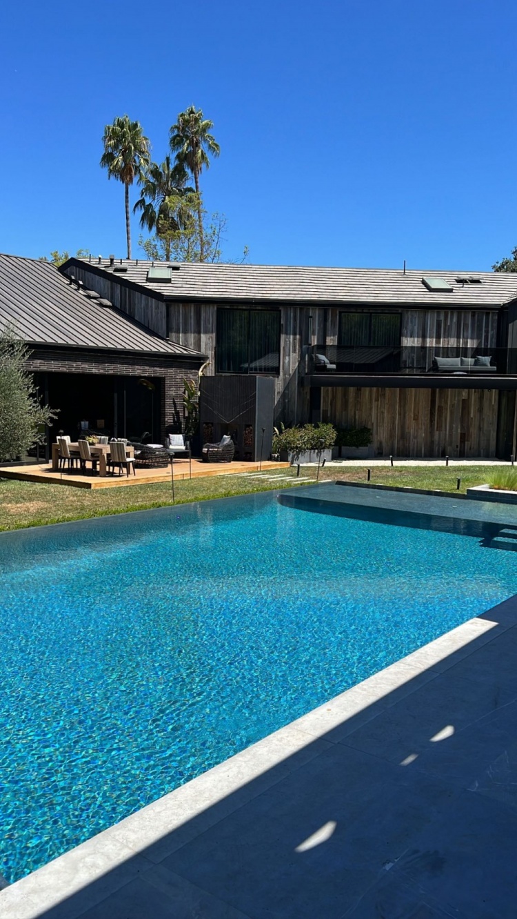 大泳池!本-西蒙斯更新动态晒度假照