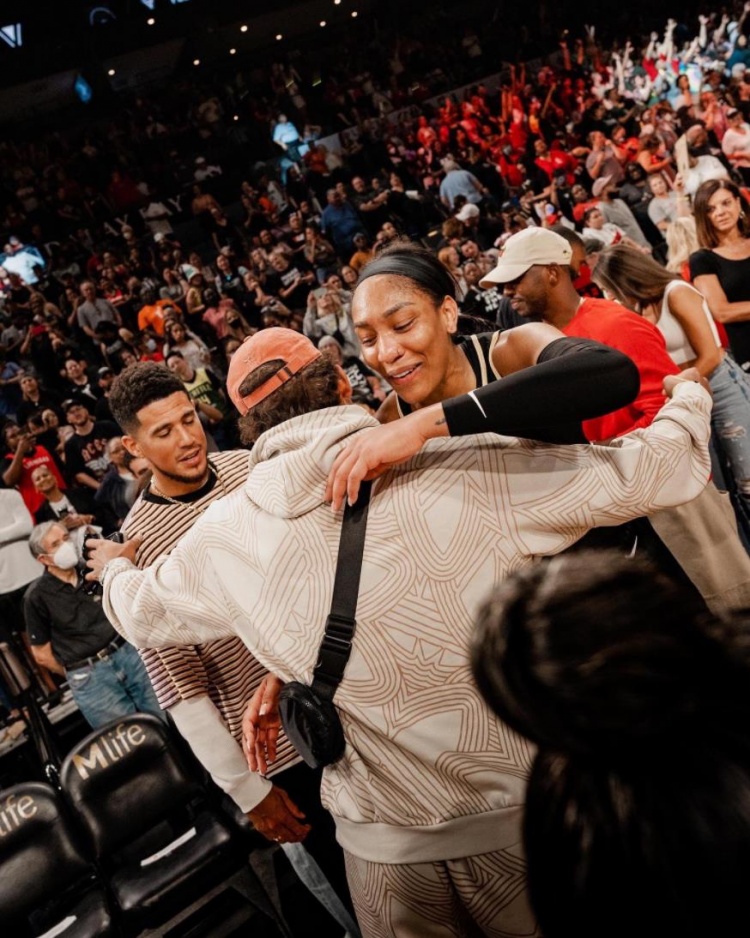 特雷-杨晒与保罗、布克一同观战WNBA照片 并发文致敬苏-伯德