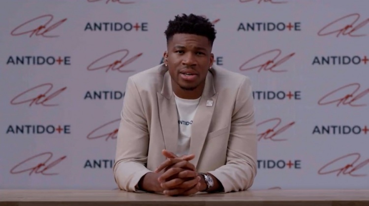 考虑来公牛吗？字母哥：说没考虑过的是骗子 但我现在专注于雄鹿