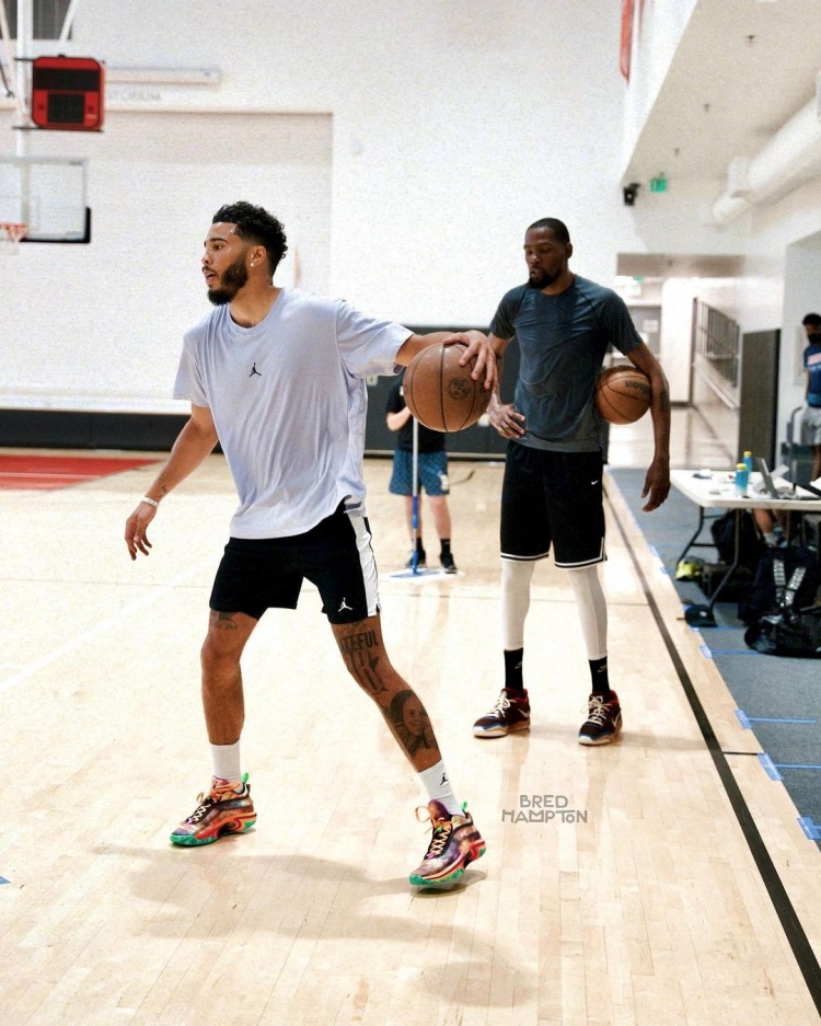 美媒晒照:KD和塔图姆一同在洛杉矶训练?