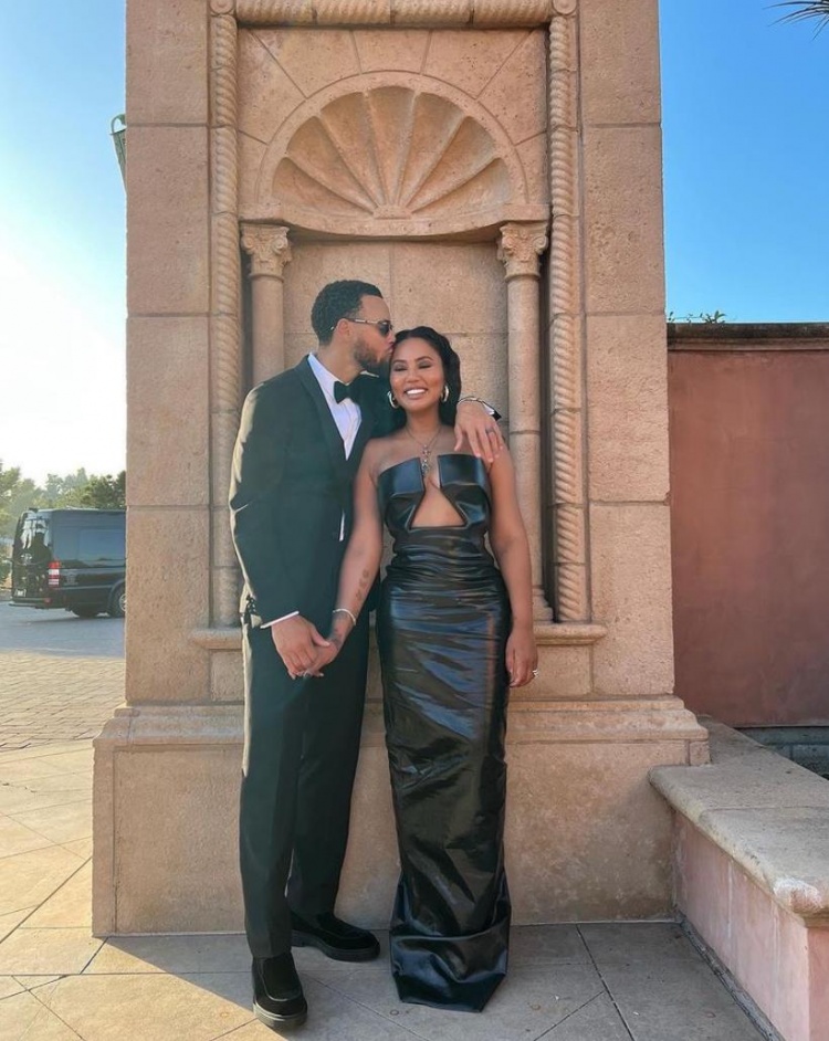 库里INS晒与妻子阿耶莎合照：喜欢和你一起生活的日子