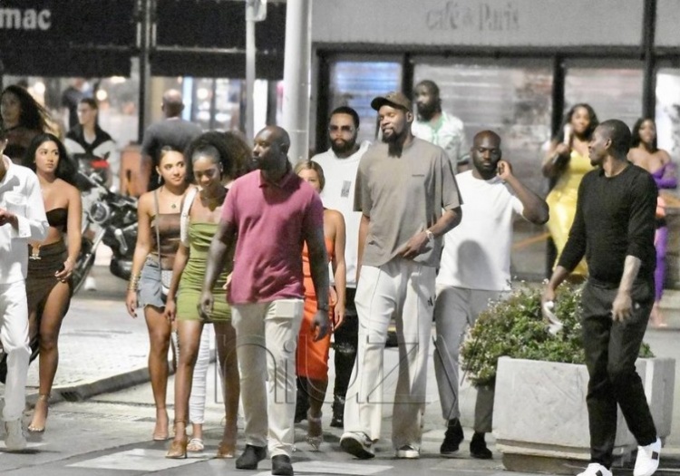 杜兰特现身法国圣特罗佩街头 凌晨三点在大街上边走边运球?