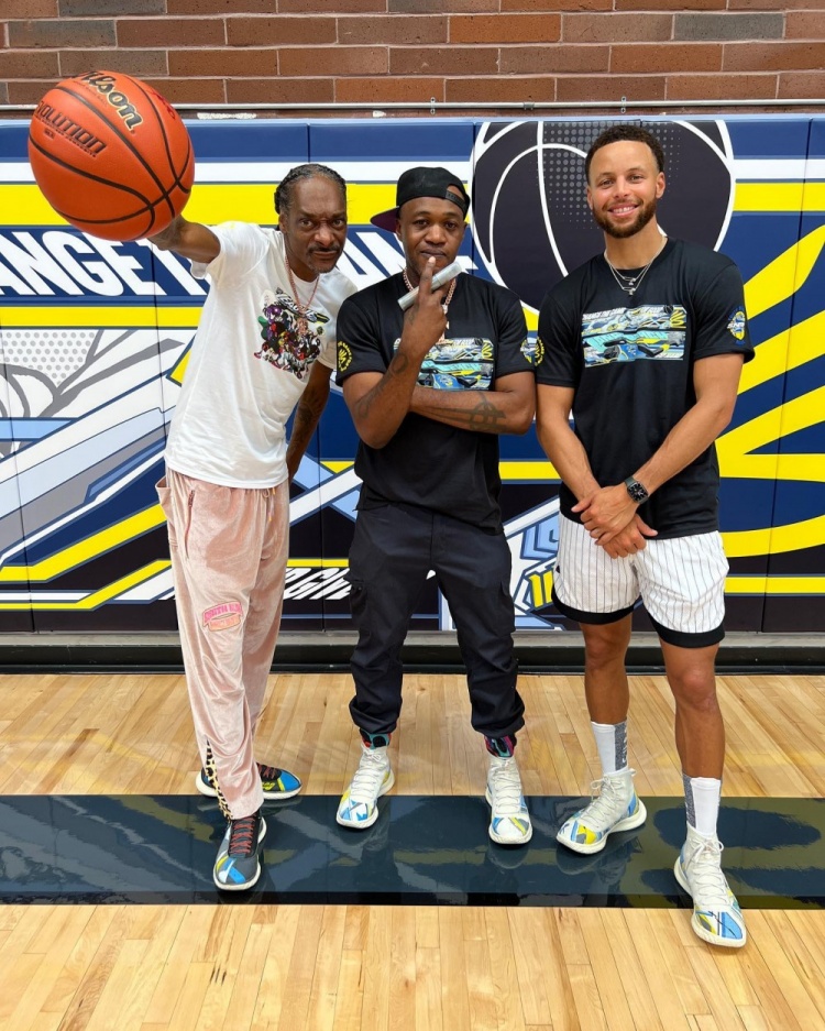 不留情面!库里在球场揭幕仪式上 将挑战自己的小球员一一锁死