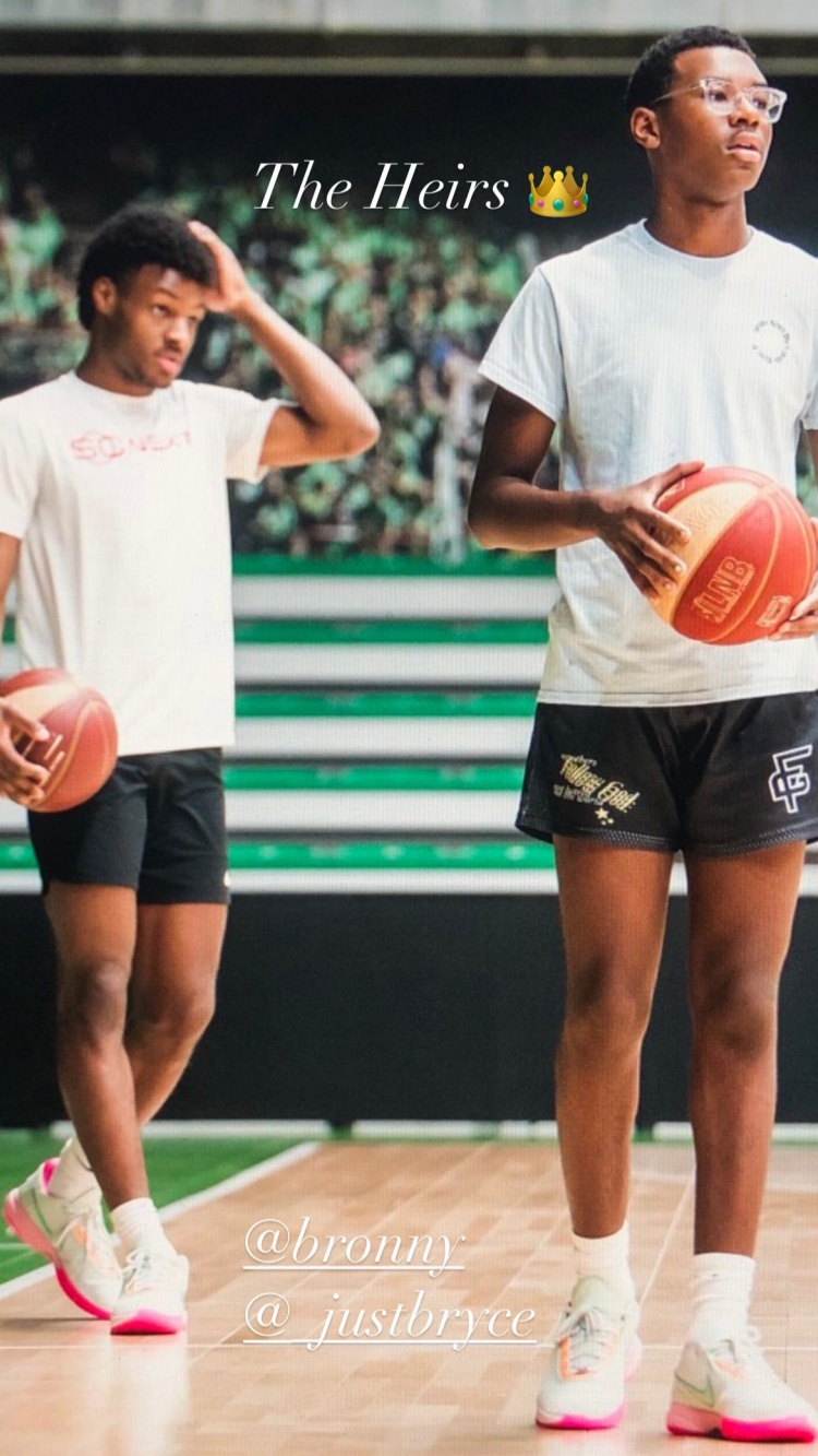 后继有人!詹姆斯晒俩儿子照片:继承者们?