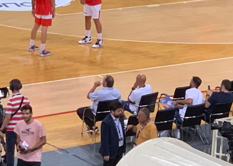 雄鹿队记：布登现场观战马穆克拉什维利代表格鲁吉亚迎战土耳其