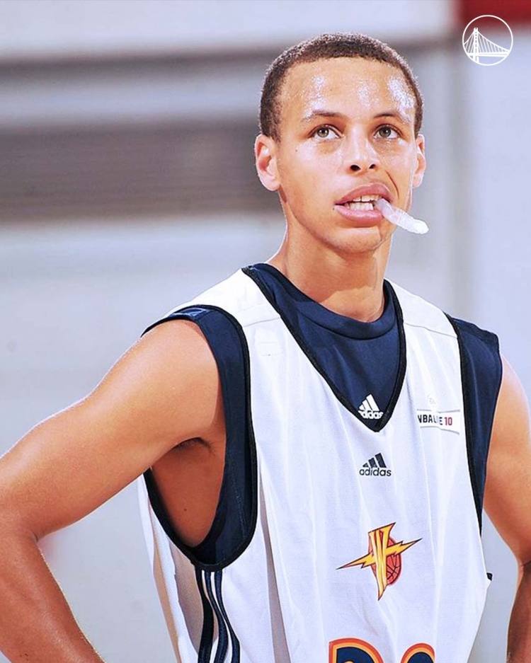 勇士官推晒库里今夕对比图:有些事情从未有过改变