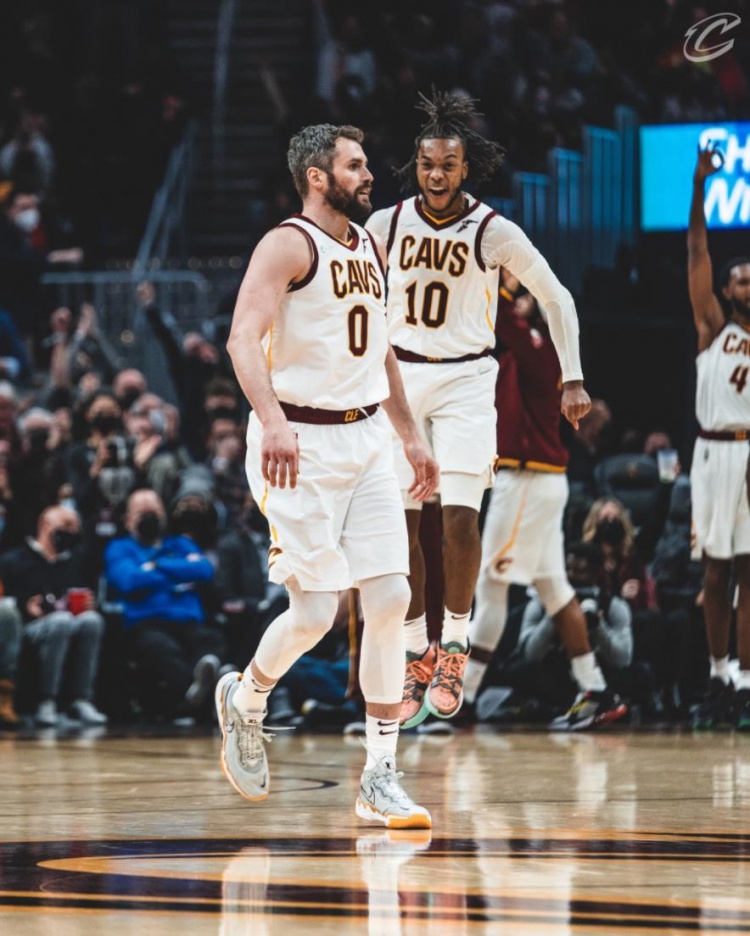 骑士官推晒乐福赛场照：每个人都爱乐福 球员本人回复