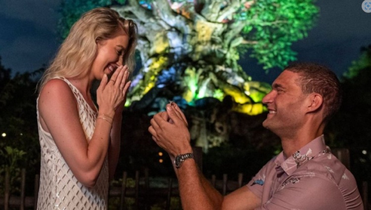 童心未泯!雄鹿中锋大洛本周在迪士尼与相恋多年女友完成订婚!