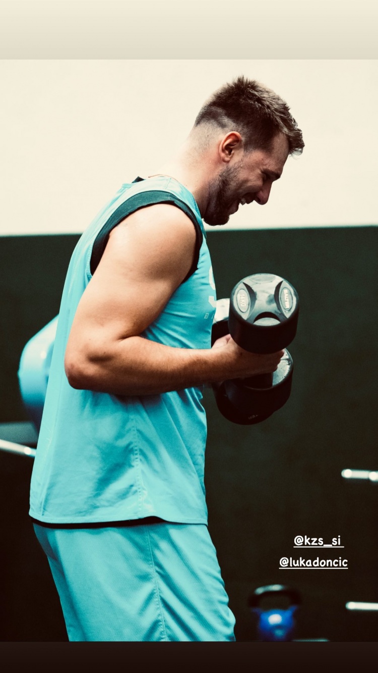 ?这手臂壮不壮？斯洛文尼亚体能教练晒东契奇手举哑铃训练照