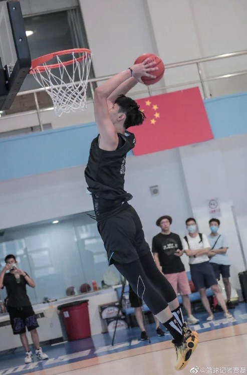 曾凡博训练中能扣篮基本都扣 上一个有这种视觉感受的还是易建联