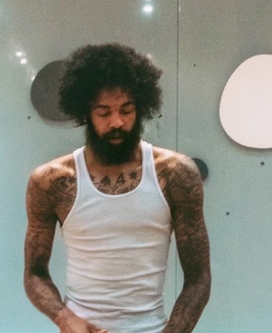 练球没时间打理?美媒晒英格拉姆“流浪汉”新造型