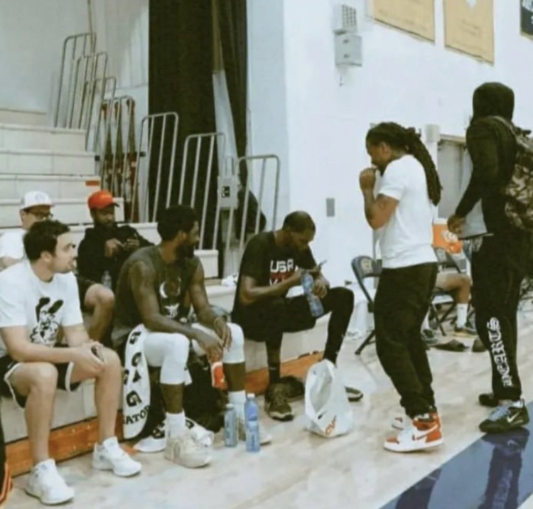 哥俩好!美媒晒KD&欧文与特雷-杨&奥拉迪波等球星共同训练照