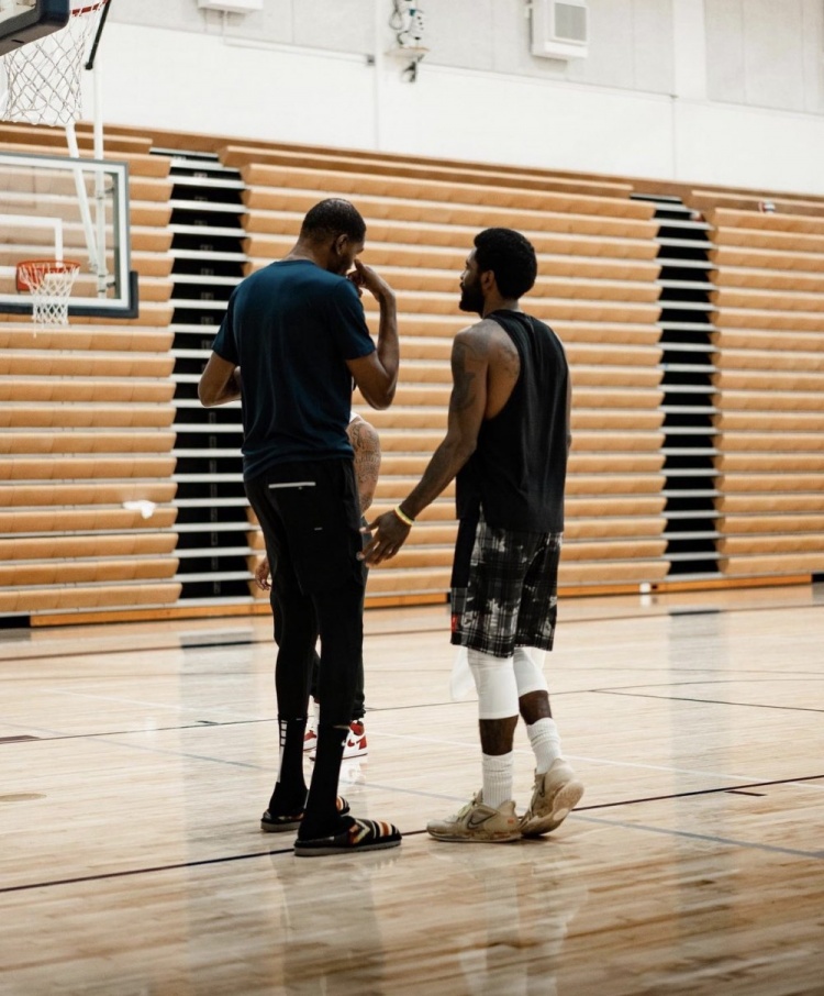 ?美媒晒杜兰特和欧文同框照发问：欧文正在对KD说什么？