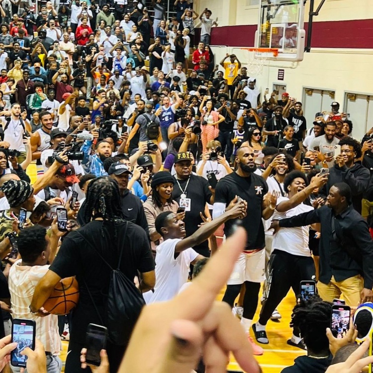 人山人海！詹姆斯晒昨日现场照：老詹头在哪？